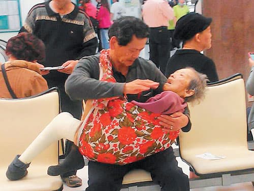 The Viral Baby Carrier: A Modern Icon of Filial Piety